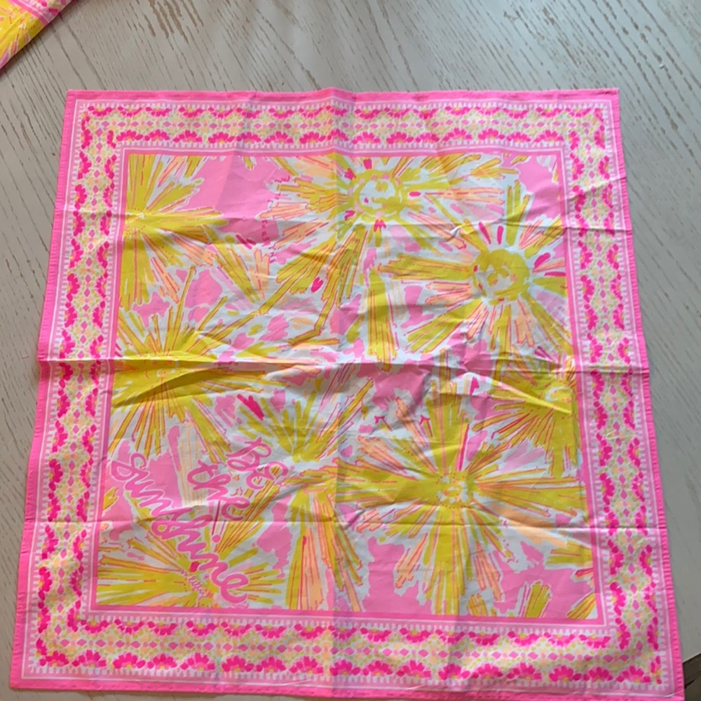 Beautiful NWT Lilly Pulitzer scarf